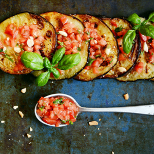 Gebratene Zucchini mit Tomatensugo