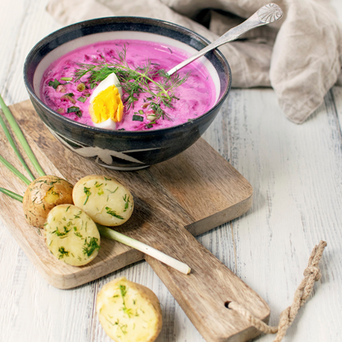 Kalte Rote Beete Suppe mit Ei und Kartoffeln