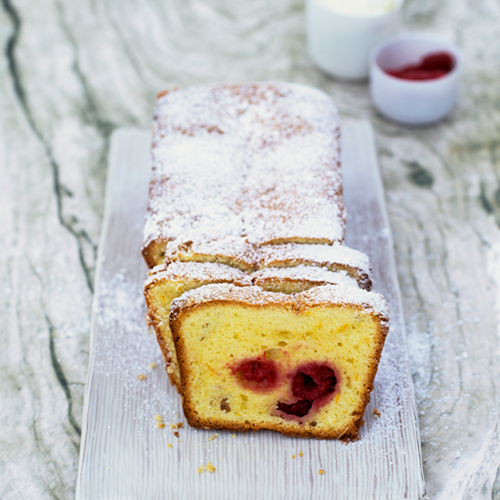 Saurrahm Kuchen mit frischen Beeren